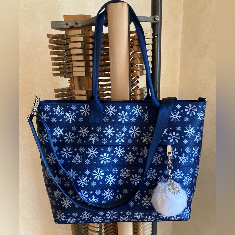 VEXC Harveys Snowflake Medium Streamline Tote with Charm.❄️